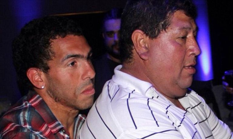 كارلوس تيفيز مع والده سيجوندو كيني لاعب برشلونة السابق بعد إطلاق سراحه