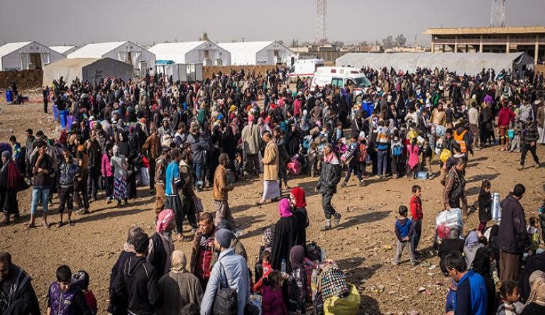 عراقيون يستعدون لإخلاء أحد المخيمات- أرشيفية