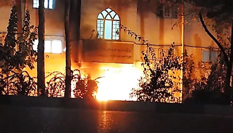 المحتجون المناهضون للنظام الإيراني يهاجمون 4 مراكز للقمع والنهب