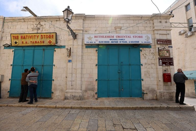 المتاجر السياحية في محيط كنيسة المهد في بيت لحم بالضفة الغربية لافتة