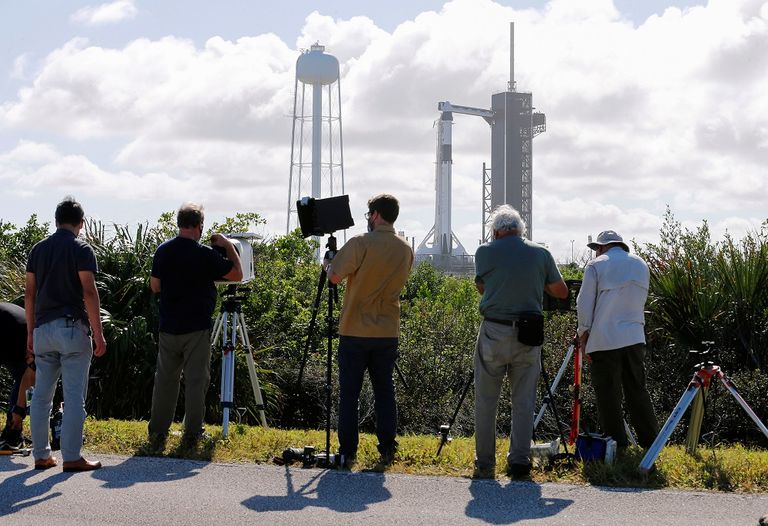 الصاروخ فالكون 9 يحمل الكبسولة الفضائية