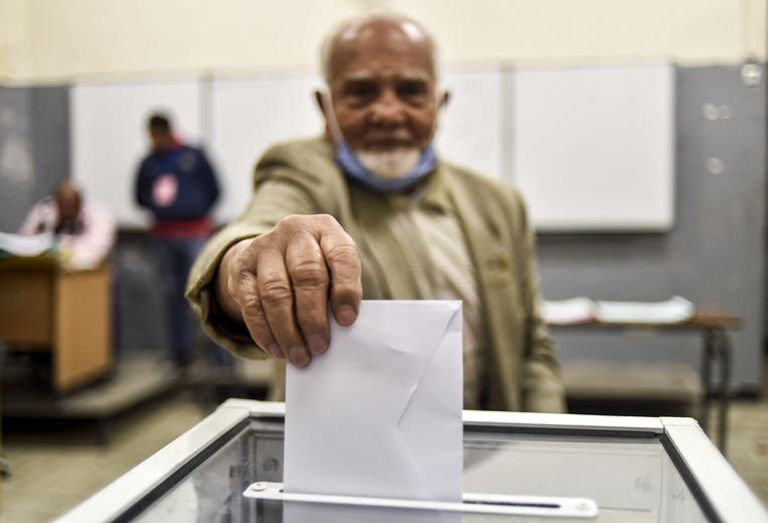 ناخب جزائري تصويت الجزائريين في استفتاء الدستور - أرشيفية