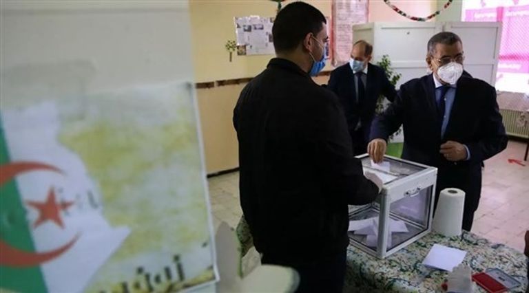 تصويت رئيس الوزراء الجزائري تصويت الجزائريين في استفتاء الدستور - أرشيفية