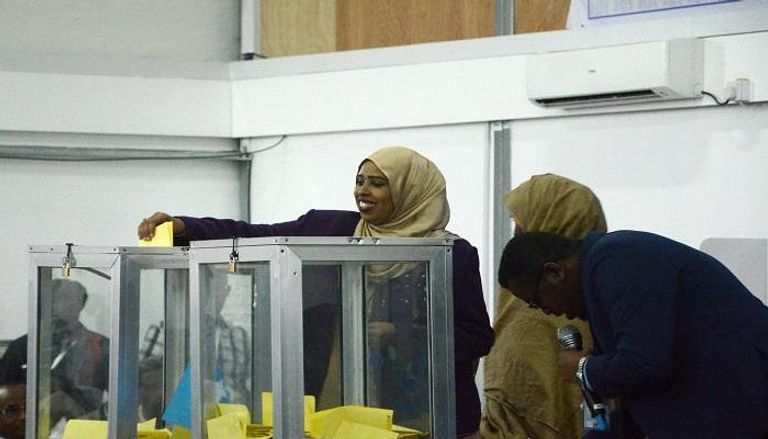 امرأة تدلي بصوتها في انتخابات الصومال السابقة - أرشيفية