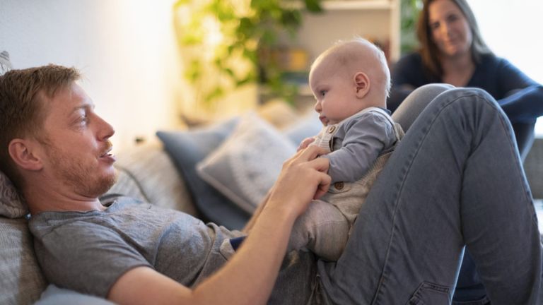 مضاعفة إجازة الأبوة للآباء الجدد من 14 يوما إلى 28 يوما في فرنسا