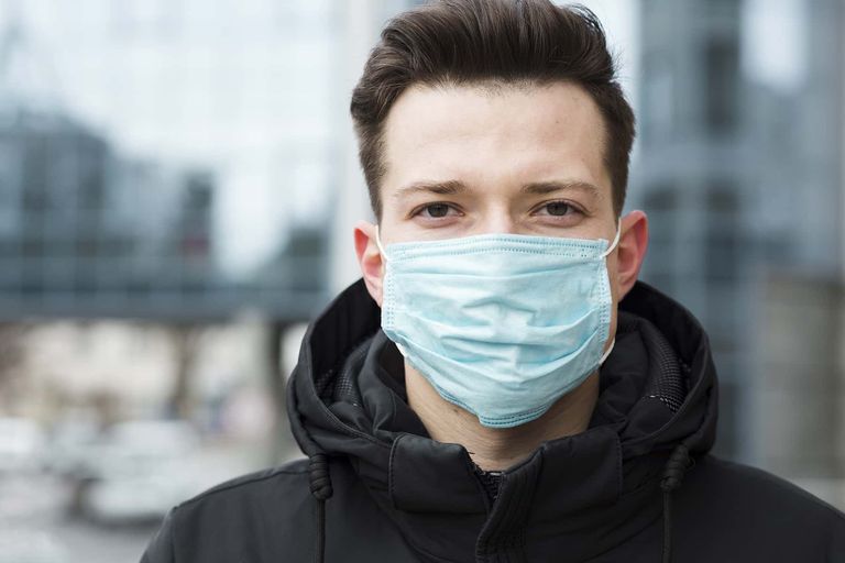 شاب يرتدي الكمامة للوقاية من كورونا - أرشيفية