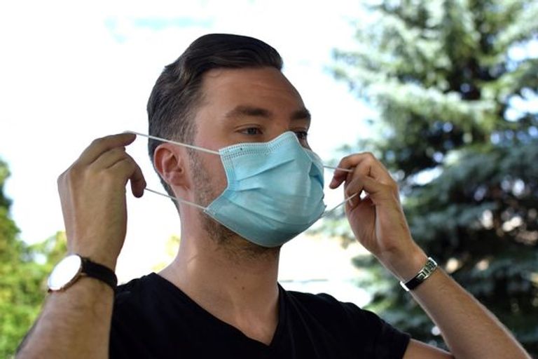 شاب يرتدي الكمامة للوقاية من كورونا - أرشيفية