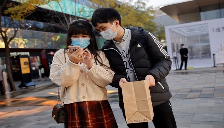 نقل مصاب بكورونا إلى سيارة الإسعاف