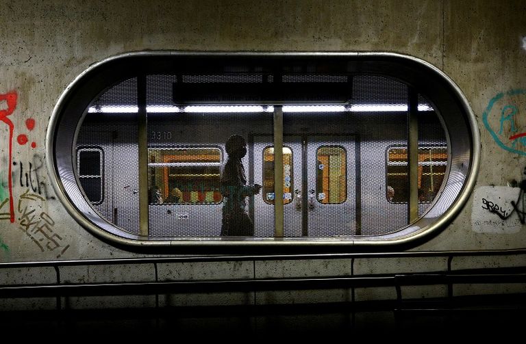 مريض بفيروس كورونا يقبل والدته من خلال إجراءات خاصة في إيطاليا