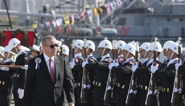 أردوغان وعناصر من البحرية التركية - أرشيفية