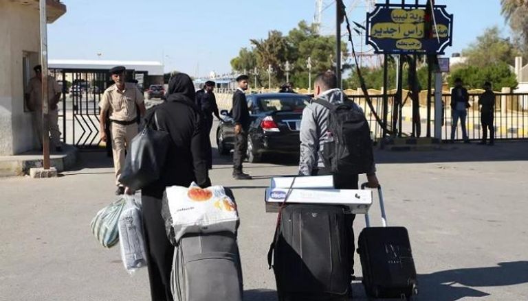 مسافرون يعبرون الحدود بين تونس وليبيا