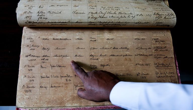 سجلات في الهند تعود للقرن الماضي يوجد بها ما يعتقد أنه جد للرئيس الأمريكي المنتخب جو بايدن الرئيس الأمريكي المنتخب جو بايدن ونائبته بريشة فنان في بومباي - أ.ف.ب