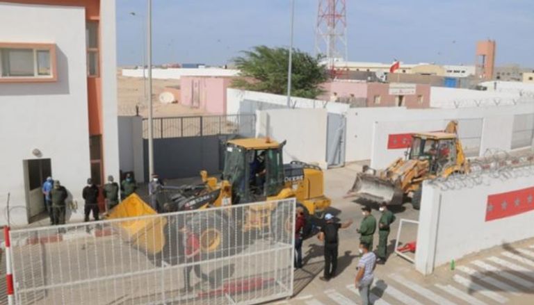 معدات الجيش المغربي تبدأ إصلاح معبر الكركرات