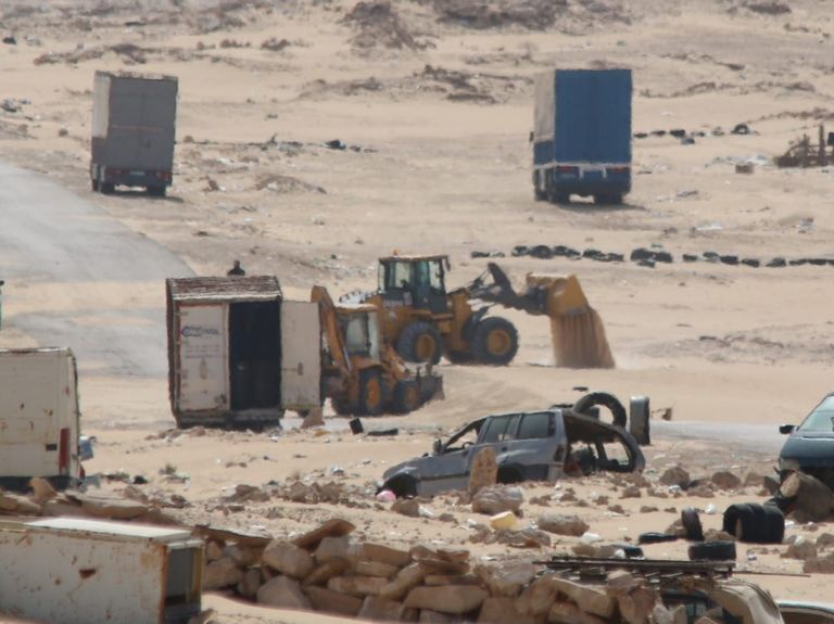 معدات الجيش المغربي تبدأ إصلاح معبر الكركرات