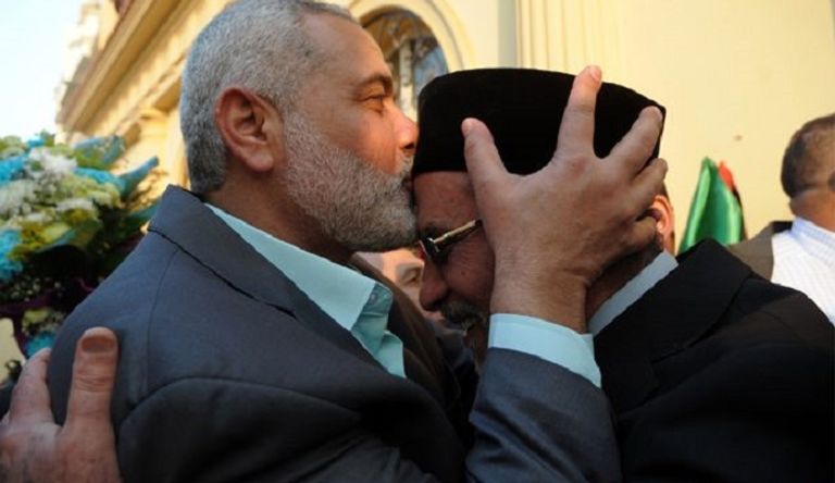 إسماعيل هنية يقبل رأس مرشد الإخوان بمصر محمد بديع قبل سجنه أمن النمسا يشن مداهمات واسعة ضد مواقع الإخوان- أرشيفية