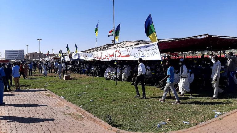 وصول قادة الفصائل الموقعين على اتفاق السلام للخرطوم