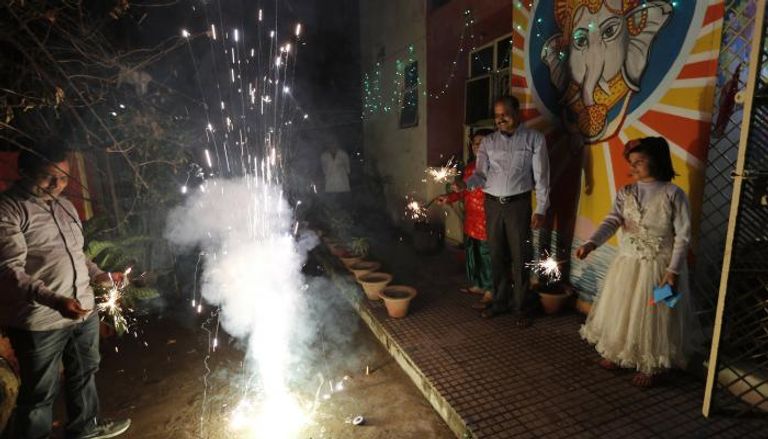 أشخاص يتحدون حظر الألعاب النارية للاحتفال بمهرجان الأضواء الهندوسي ديوالي