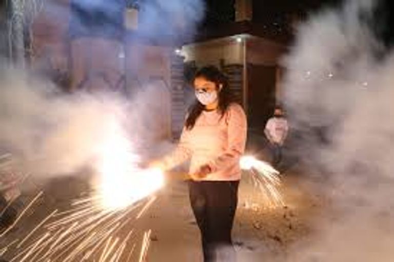 أشخاص يتحدون حظر الألعاب النارية للاحتفال بمهرجان الأضواء الهندوسي ديوالي