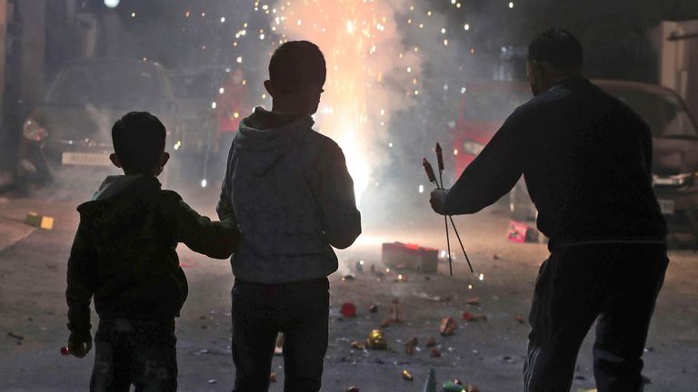 أشخاص يتحدون حظر الألعاب النارية للاحتفال بمهرجان الأضواء الهندوسي ديوالي