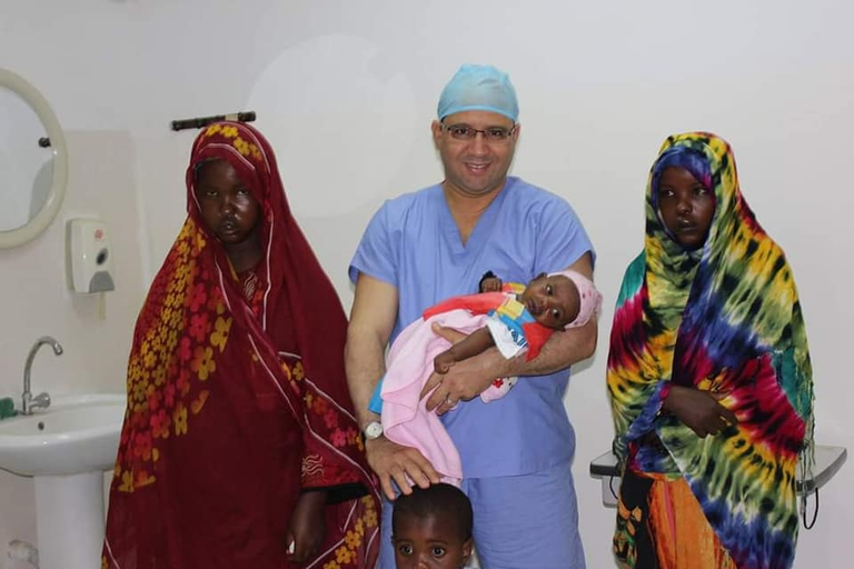 الطبيب الجراح المصري مع أسرة طفل مريض