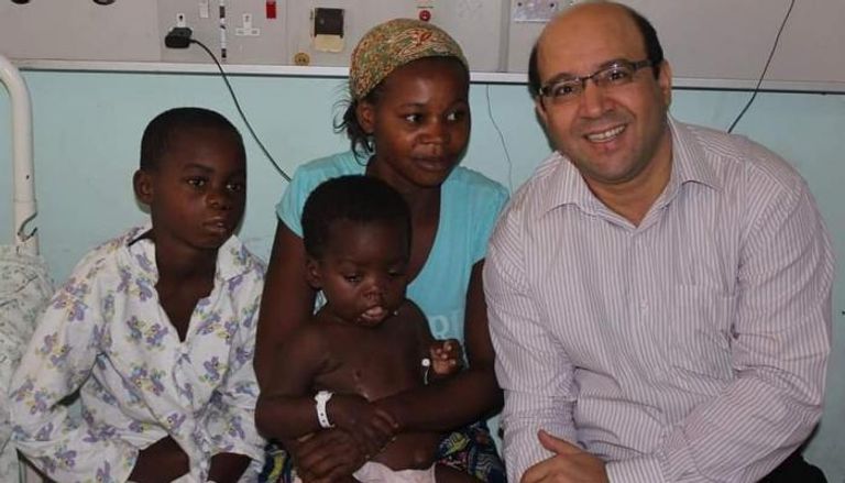 الطبيب الجراح المصري مع أسرة طفل مريض
