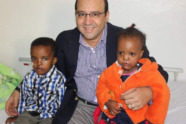 الطبيب الجراح المصري مع أسرة طفل مريض