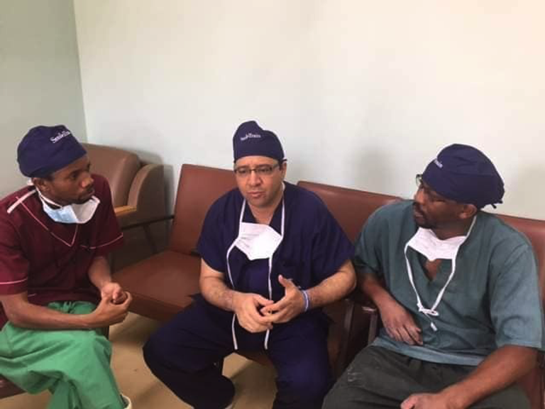 الطبيب الجراح المصري مع أسرة طفل مريض