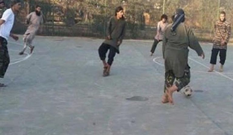 عناصر داعشية تعدم شخصا داخل ملعب في درنة - أرشيفية