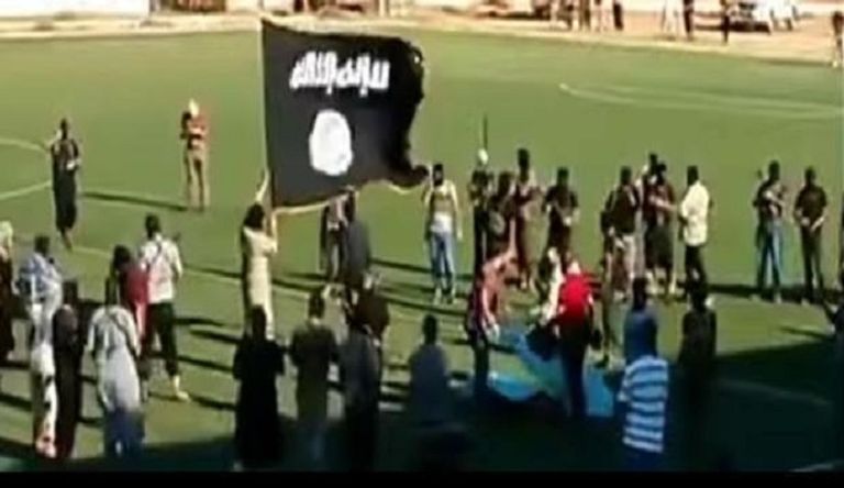 عناصر داعشية تعدم شخصا داخل ملعب في درنة - أرشيفية