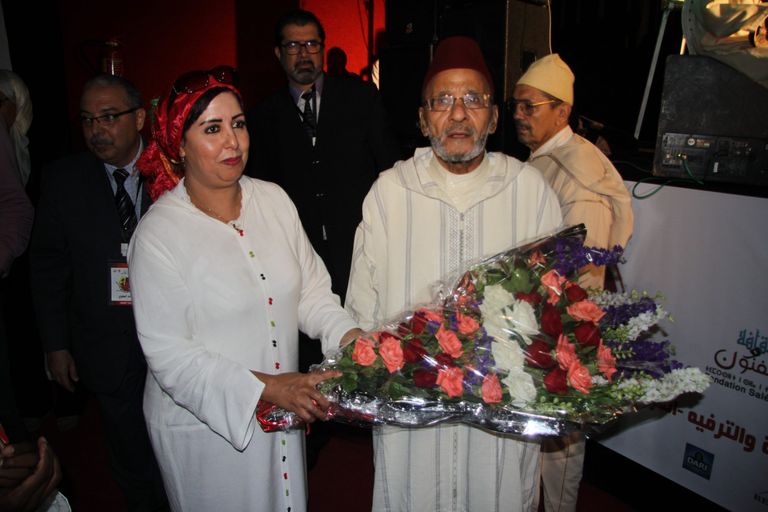 الشيخ أحمد سهوم على يسار الصورة