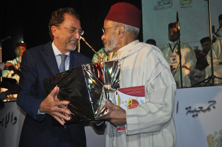 الشيخ أحمد سهوم على يسار الصورة