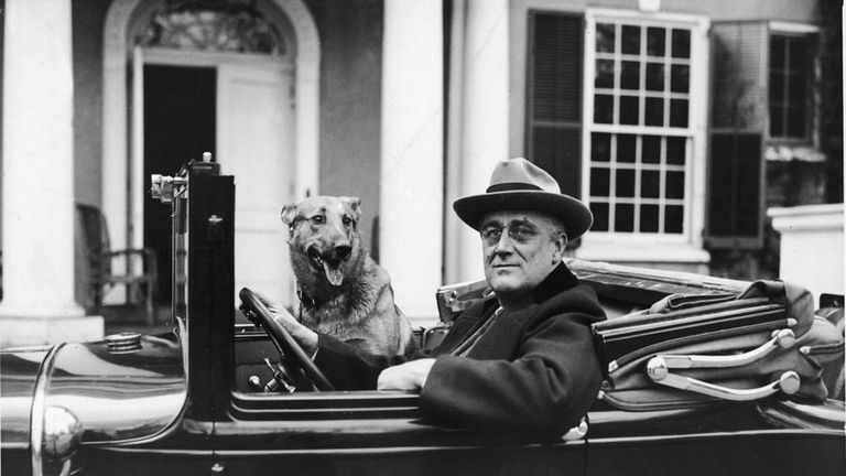 بايدن وزوجته وأمامهما كلبهما