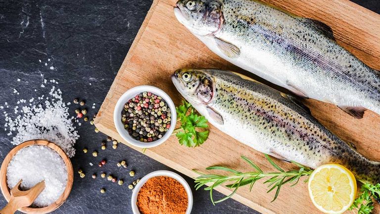 الأسماك غنية بأوميجا 3 التي تحارب البرد والإنفلونزا في الشتاء - تعبيرية  الأطعمة التي تقاوم الإنفلونزا في الشتاء