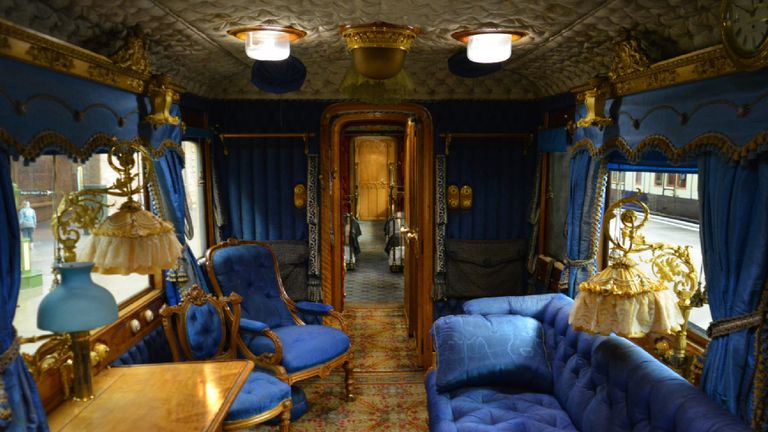 القطار الملكي للملكة إليزابيث الثانية الملكة إليزابيث الثانية ملكة بريطانيا أثناء إحدى جولاتها بالقطار الملكي