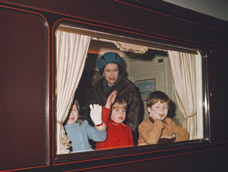 القطار الملكي في بريطانيا الملكة إليزابيث الثانية ملكة بريطانيا أثناء إحدى جولاتها بالقطار الملكي