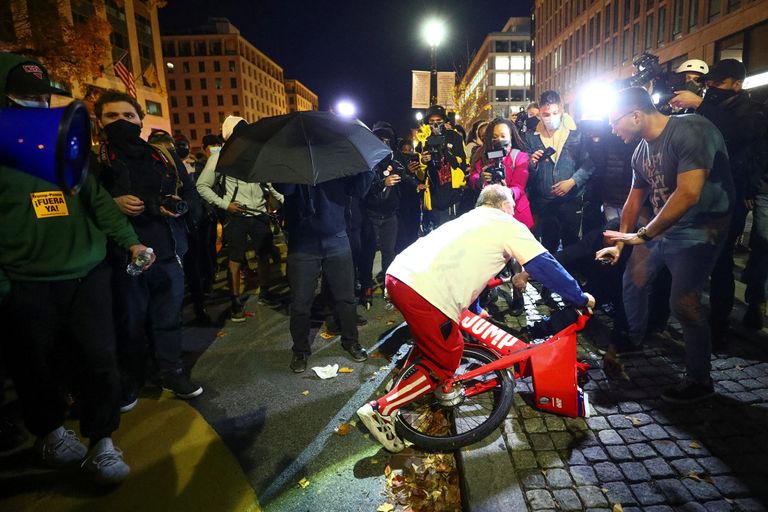 اشتباكات أنصار ومعارضي ترامب في واشنطن ألعاب نارية تستهدف أنصار ترامب بواشنطن