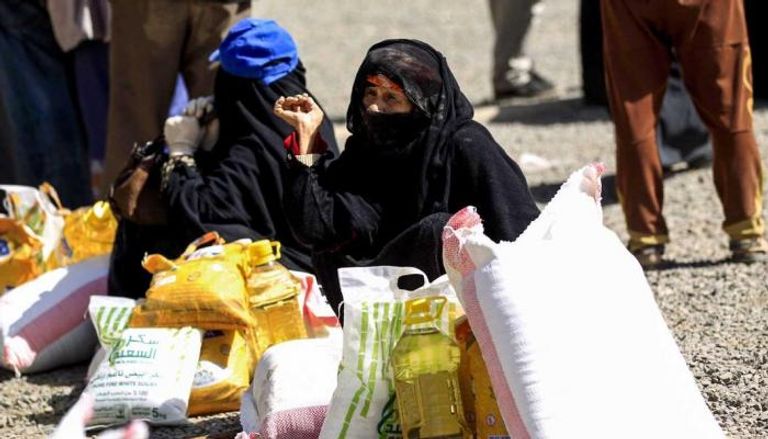  توزيع مواد إغاثية لنازحات يمنيات