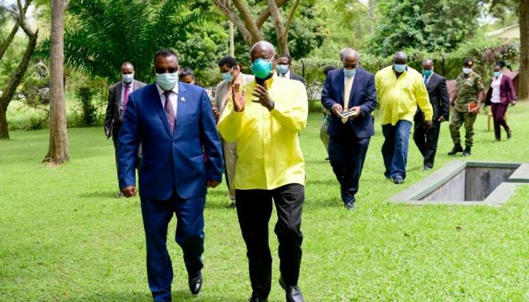 رئيس أوغندا مع وزير الخارجية الإثيوبي