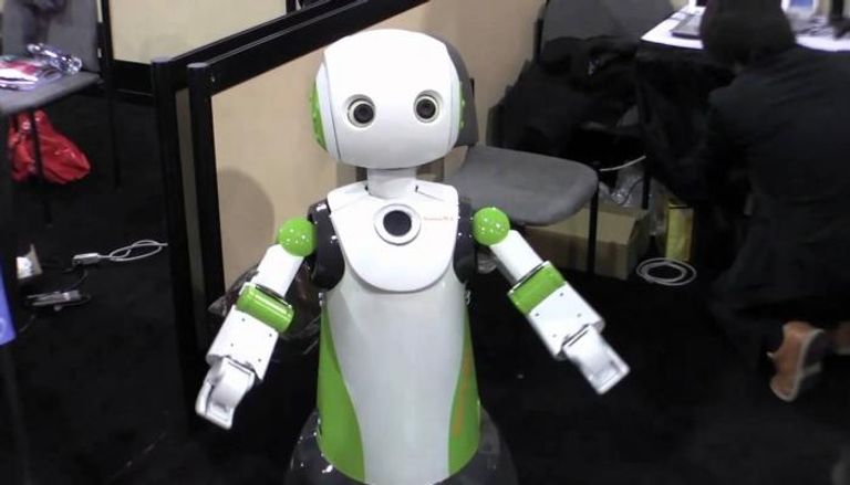 يطلب الروبوت Robovie من الزبائن وضع الأقنعة بطريقة مهذبة