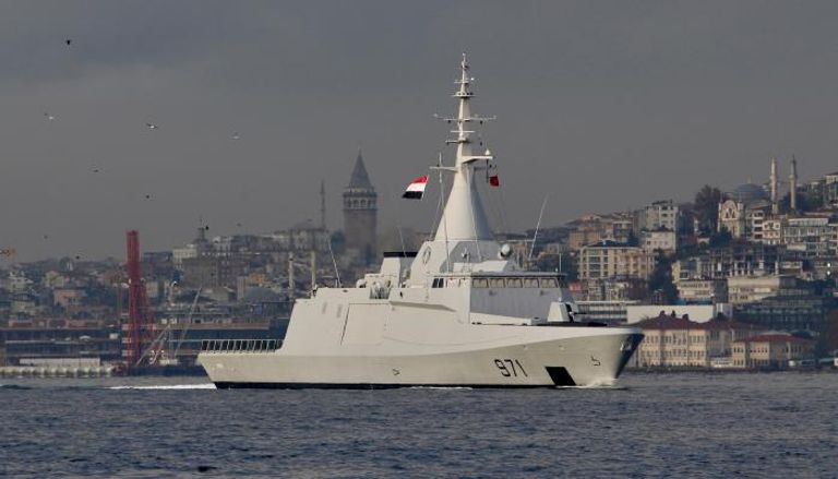 سفينة حربية مصرية أثناء عبور البـوسفور - رويترز