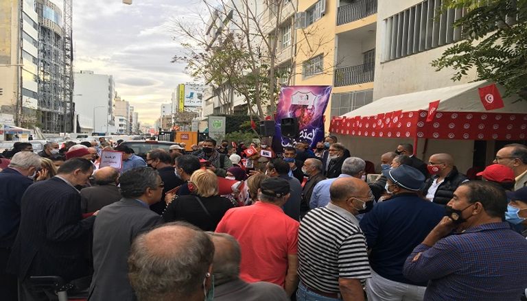 جانب من اعتصام الدستوري الحر أمام مقر القرضاوي بتونس
