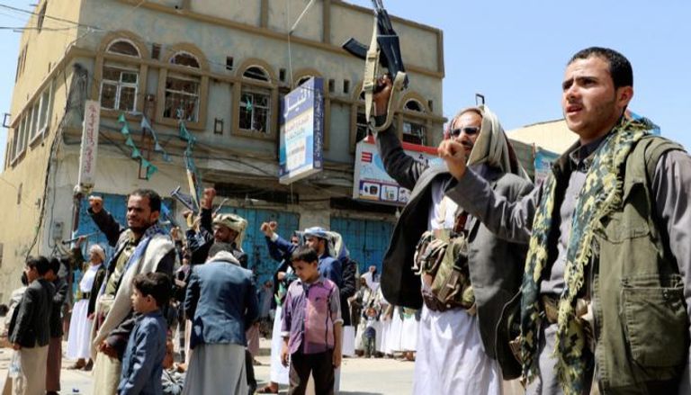 أنصار مليشيات الحوثي في مسيرة بصنعاء