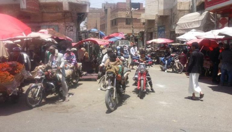 الدراجات النارية وسيلة مواصلات مهمة في اليمن