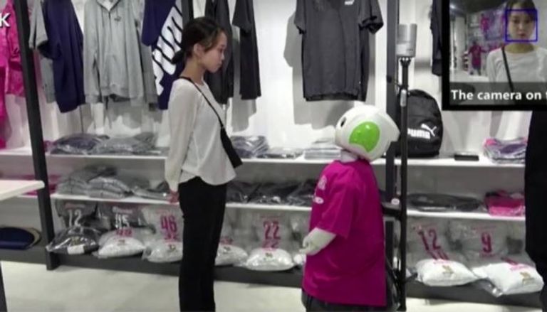 الروبوت يتحدث إلى طفلة لا ترتدي كمامة