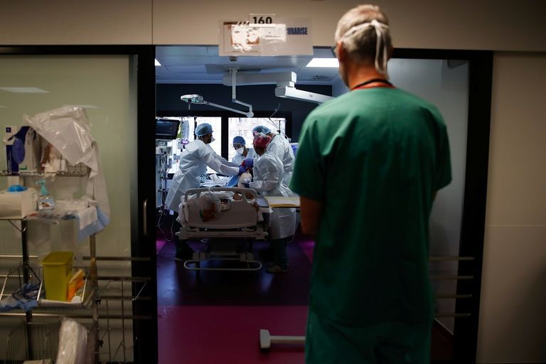 عاملة صحية في أحد مستشفيات فرنسا