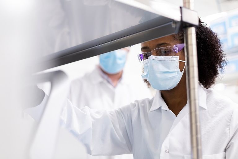 باحث يعمل في مختبر تديره شركة موديرنا