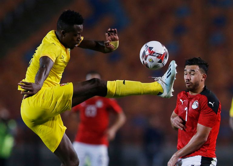 محمود تريزيجيه أمام لاعب توجو محمد صلاح