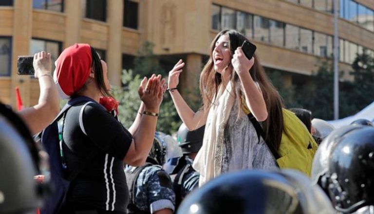 جانب من المظاهرة النسائية ضد حزب الله في معقله بلبنان 