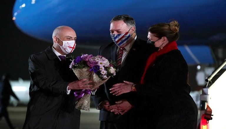 بومبيو وزوجته لدى وصولهما إلى تبليسي