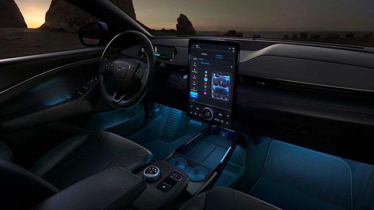 نظام الإضاءة المحيط بكافة أرجاء السيارة  شاشة التحكم المعلوماتية داخل طراز موستانج